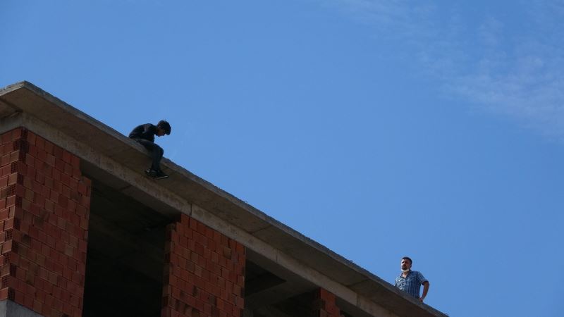 (Özel) Pendik’te intihar etmek isteyen genci mahalleli ikna etti
