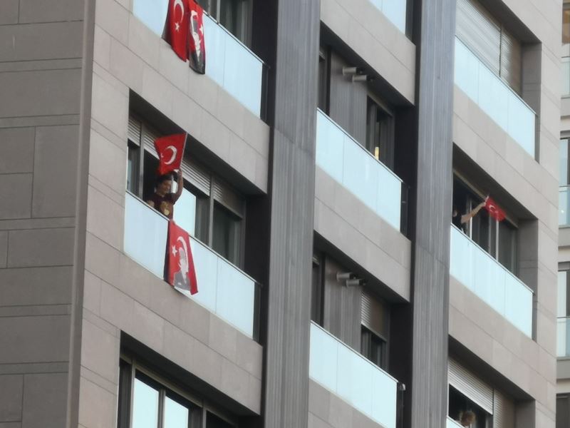 Kadıköy’de saat 19.19’da İstiklal Marşı balkonlardan okundu
