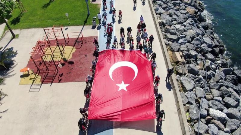 19 Mayıs’ta dev Türk bayraklı bisiklet korteji havadan görüntülendi