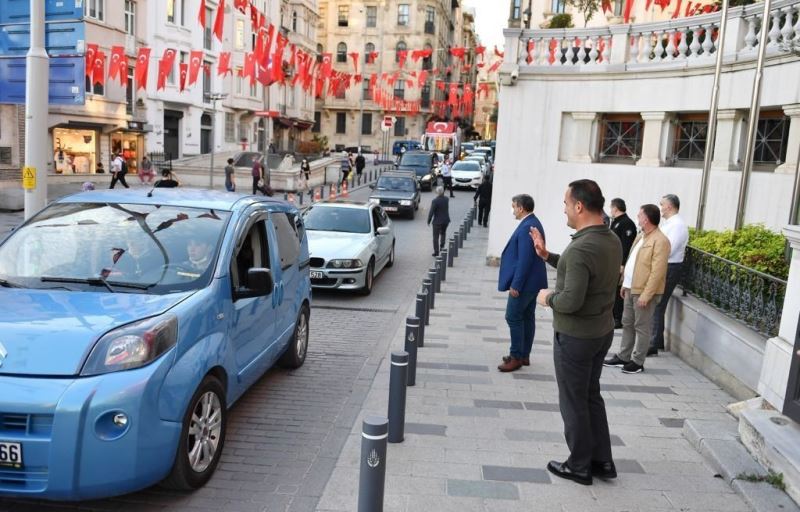 Beyoğlu Belediye Başkanı Yıldız, vatandaşlarla birlikte İstiklal Marşı’nı okudu
