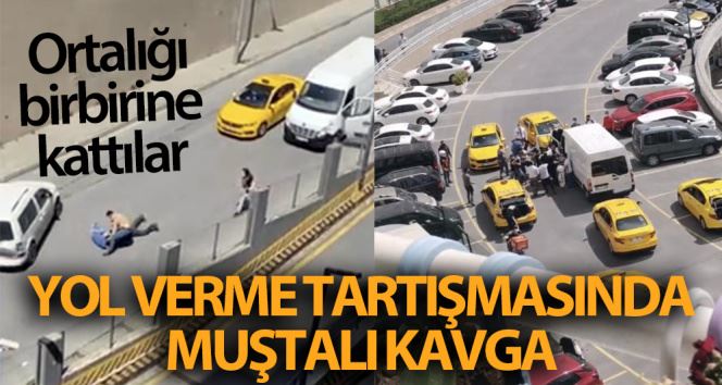 Yol verme kavgasında taksiciyi “Muşta” ile dövdü