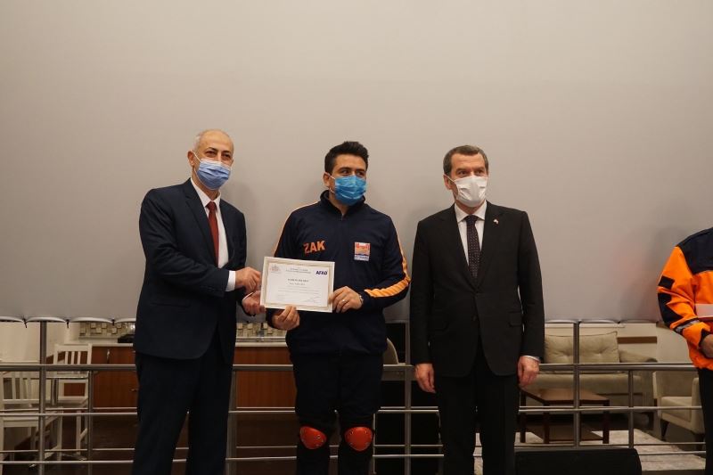 Zeytinburnu’nda 23 personele arama kurtarma sertifikaları verildi
