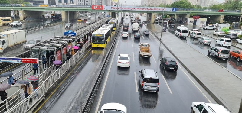 Yağmura hazırlıksız yakalanan vatandaşların zor anları
