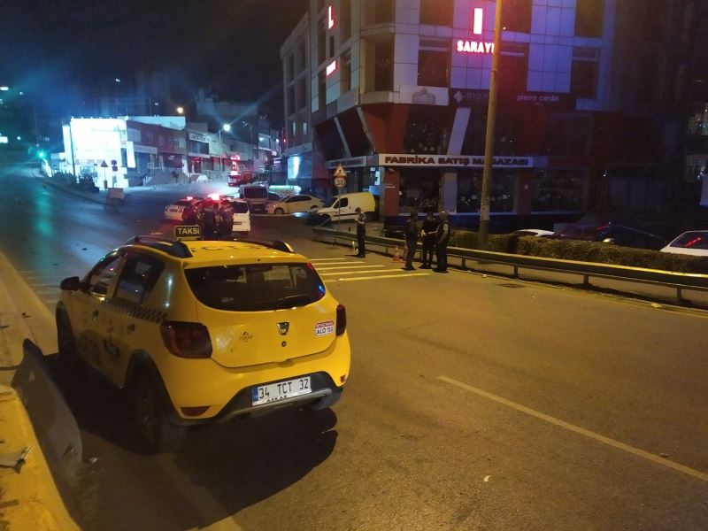 Küçükçekmece’de polisten kaçan otomobil bekçilere çarptı: 1’i ağır 2 yaralı
