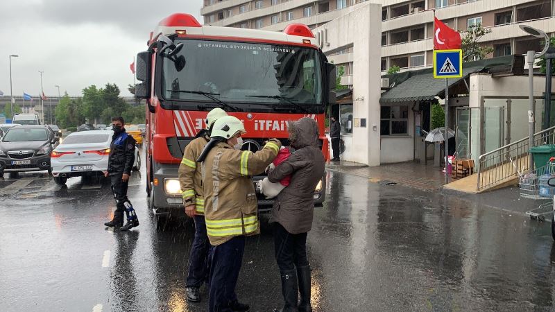 (Özel) 15 katlı binanın 4. katındaki yangında mahsur kalan anne ve çocuğu itfaiye kurtardı
