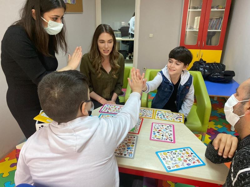 Çocuk oyuncu Mustafa Konak, karakterine hazırlandığı rehabilitasyon merkezini ziyaret etti
