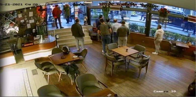 (Özel) Esenyurt’ta 3 kişinin yaralandığı ’çiçek satma’ kavgasının yeni güvenlik kamerası görüntüleri ortaya çıktı
