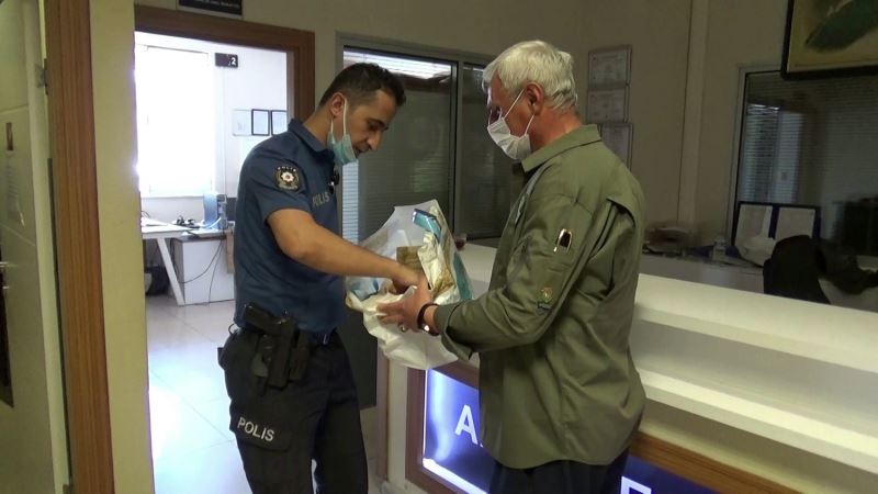 (ÖZEL) Kızını şehit eden teröristin etkisiz hale getirildiği haberini alan babadan polislere baklava ikramı