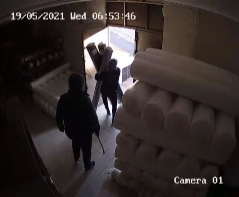 (Özel) Şişli’de 200 bin liralık kumaş hırsızlığı kamerada

