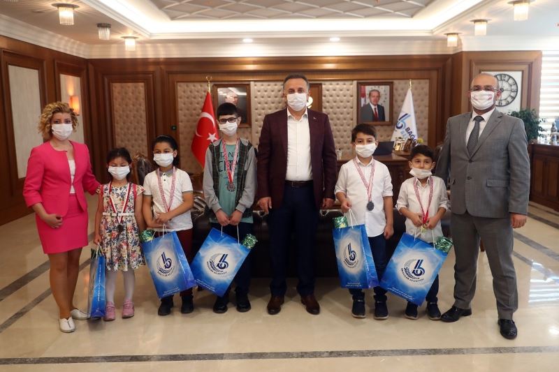 Online satrancın şampiyonları ödüllerine kavuştu
