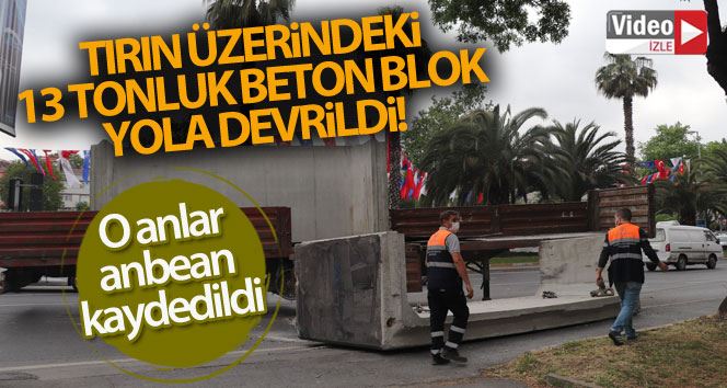 Fatih’te tırın üzerindeki 13 tonluk beton blok yola devrildi