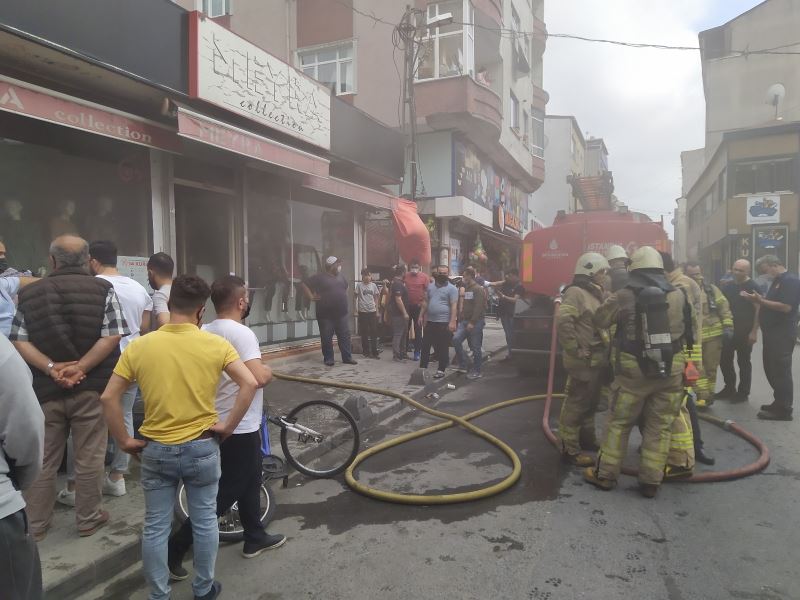 Küçükçekmece’de bir anda yanmaya başlayan tüp paniğe neden oldu
