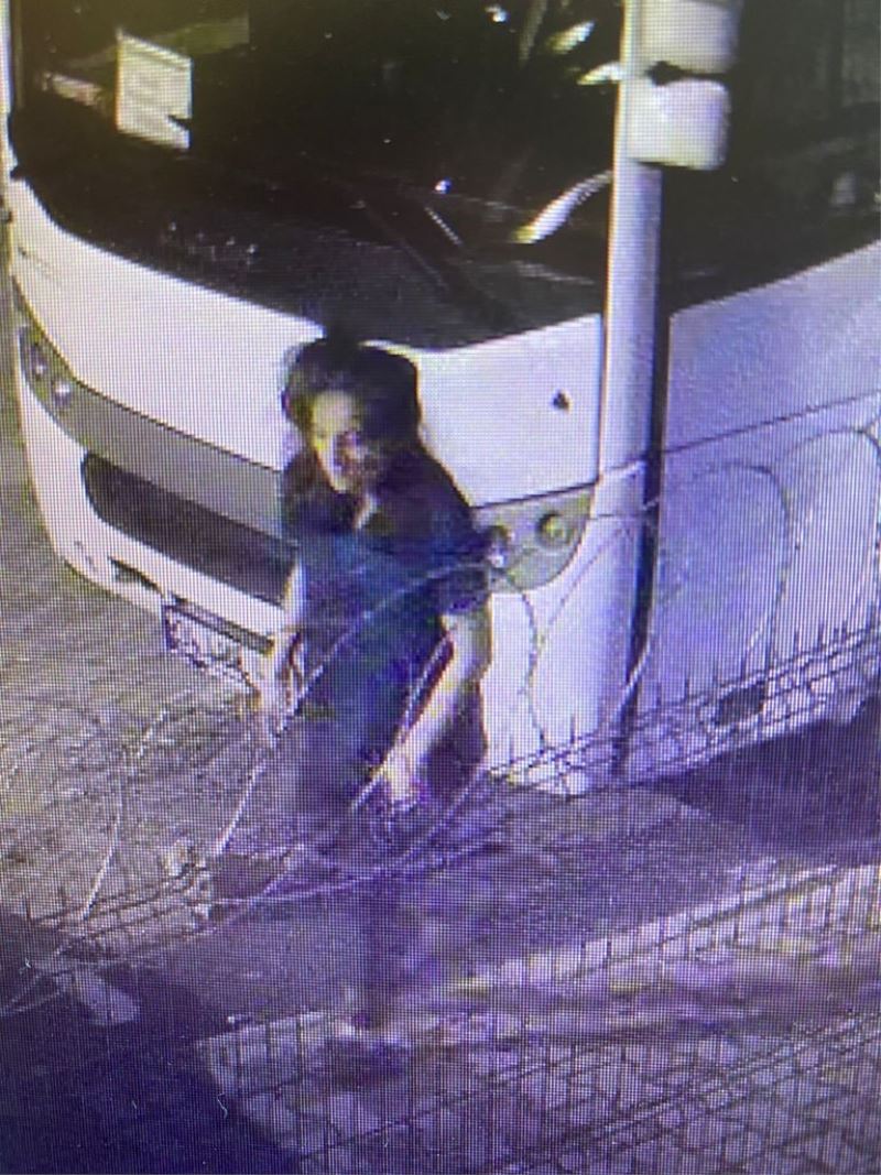 Gaziosmanpaşa’da bebeğini çöpe atan kadın kamerada
