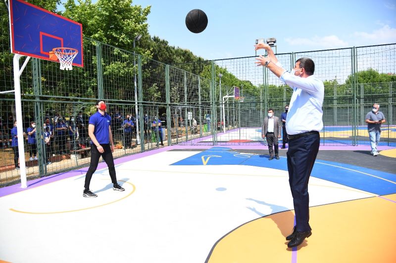 Kadıköy’de basketbol sahalarına sanatsal dokunuş
