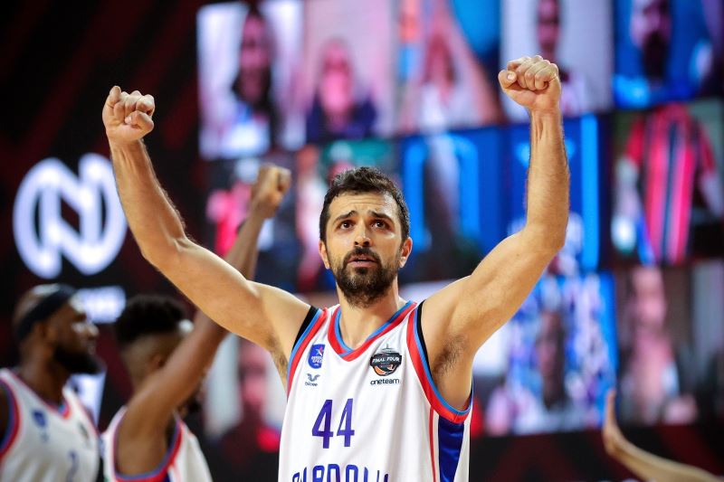 Anadolu Efes Euroleague şampiyonluğu için parkeye çıkıyor
