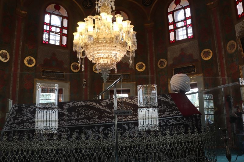 İstanbul Valiliği, fethin yıldönümünde Fatih Sultan Mehmet’in Türbesi’nde anma töreni düzenlendi
