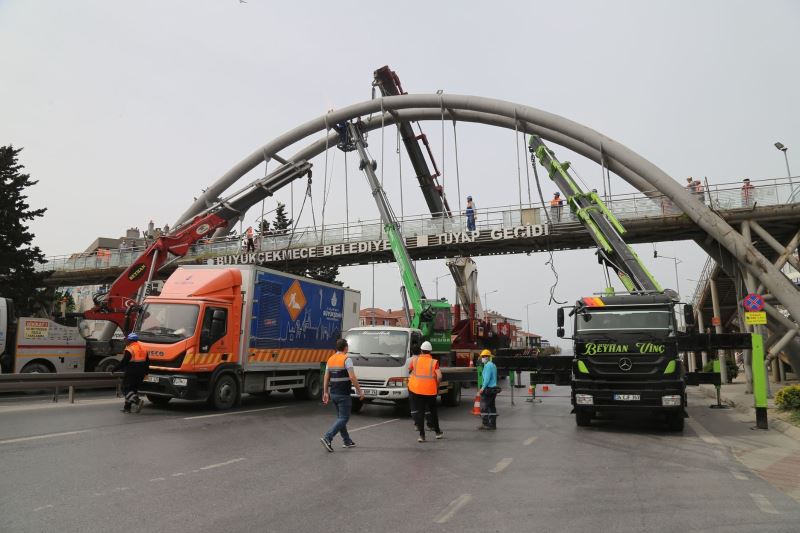 Büyükçekmece’nin iki yakasını birleştiren üst geçit yenileniyor
