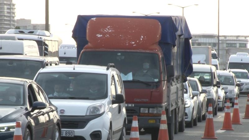 Tam kapanmada Mahmutbey Gişeler’de trafik yoğunluğu
