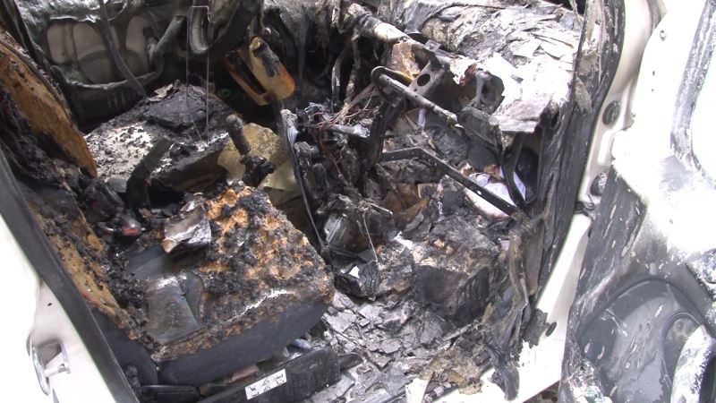 Üsküdar’da otomobili gözleri önünde alev topuna döndü