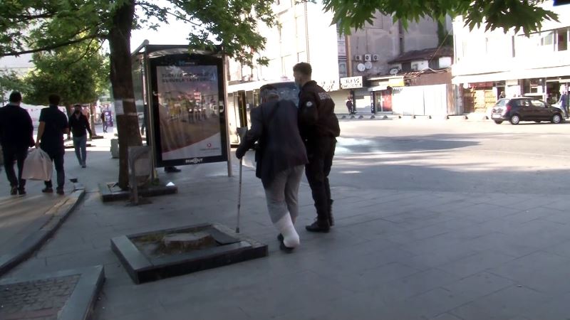 (Özel) Yürümekte zorlanan yaşlı adama bekçiler yardımcı oldu