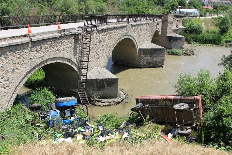 Amasya’da traktör köprüden Yeşilırmak’a uçtu
