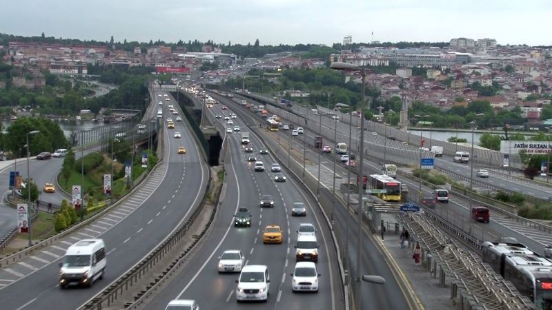 İstanbul’da kısıtlamanın sona ermesiyle trafikte hareketlilik başladı