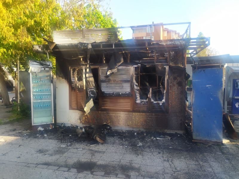 Bakırköy’de İBB’ye ait büfe alev alev yandı