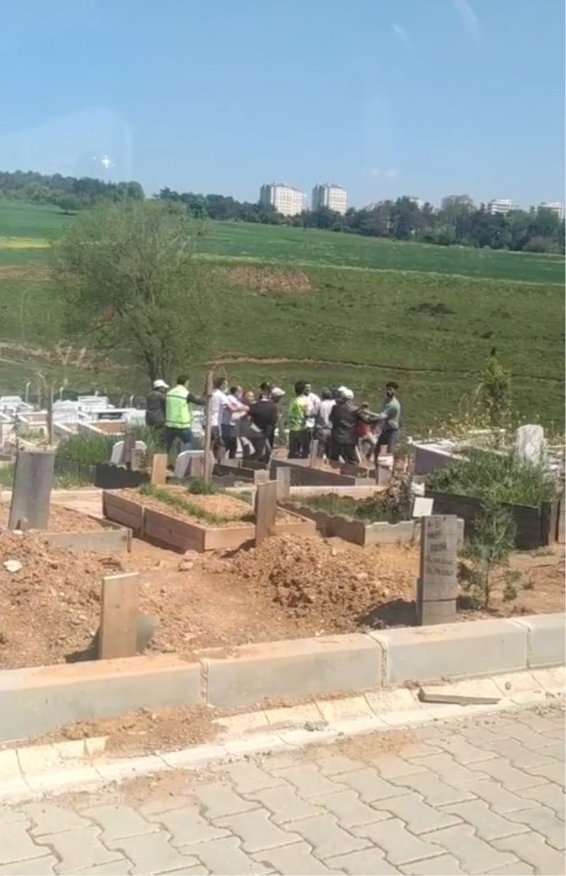 (ÖZEL) İşçiler mezarlıkta birbirine girdi: O anlar kamerada