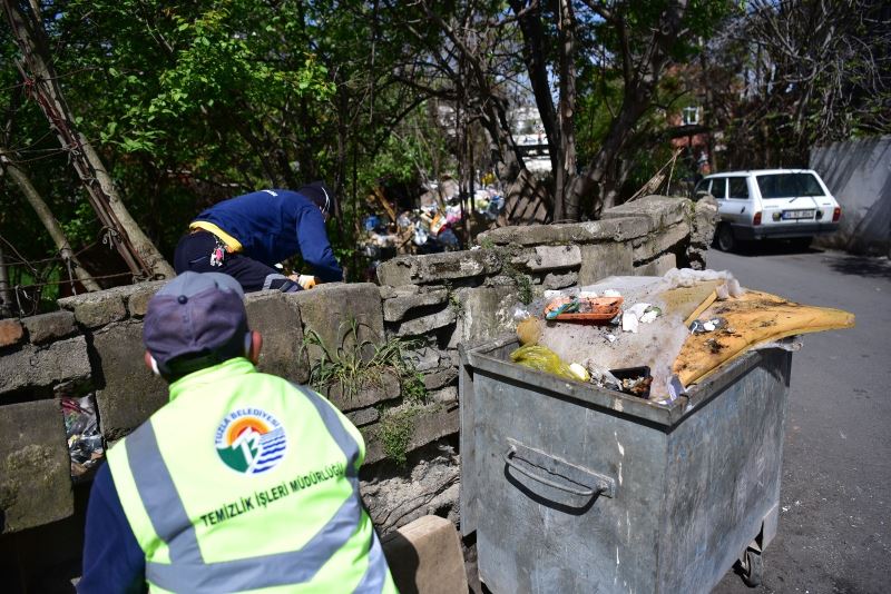 Tuzla’da bahçesinde biriktirdiği 16 ton çöpün alınmasını gözleri dolarak izledi
