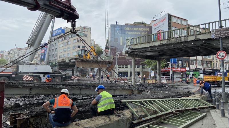 Beşiktaş-Ortaköy yolu trafiğe kapatıldı
