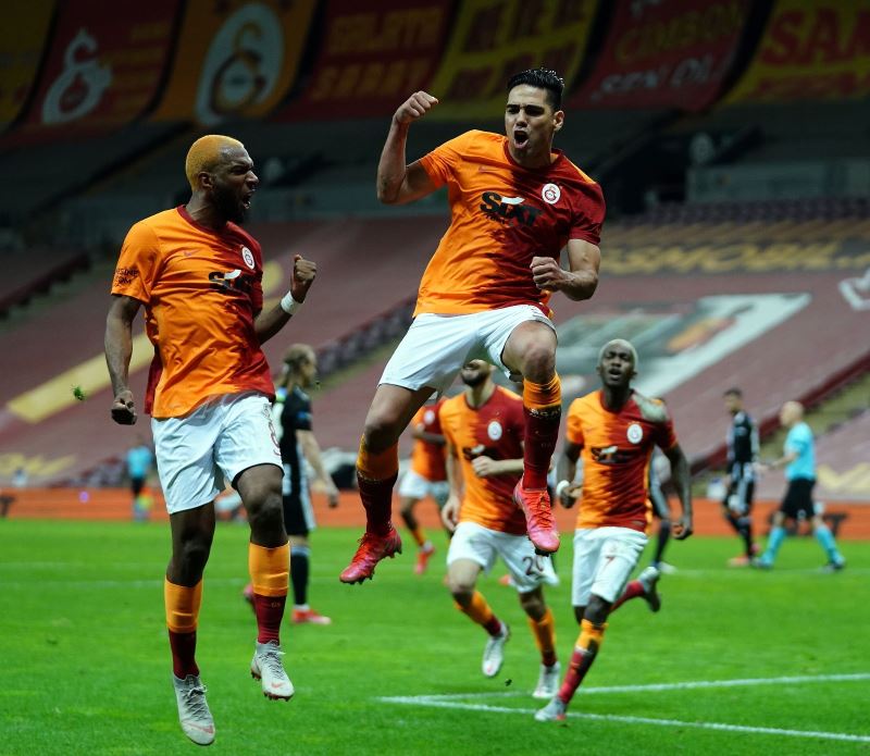 Süper Lig: Galatasaray: 2 - Beşiktaş: 1 (İlk yarı)
