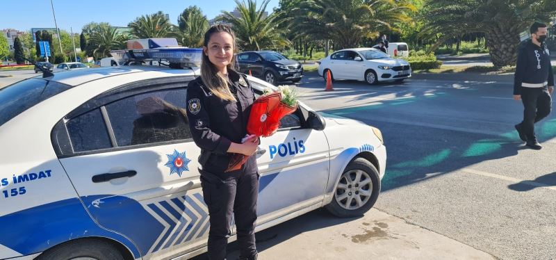 Bakırköy’de görevi başındaki kadın polislere Anneler Günü’nde çiçek sürprizi