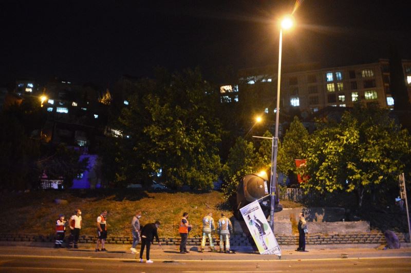 Sürücüsünün direksiyon hakimiyetini kaybeden hafif ticari araç bahçe ile direk arasında kaldı
