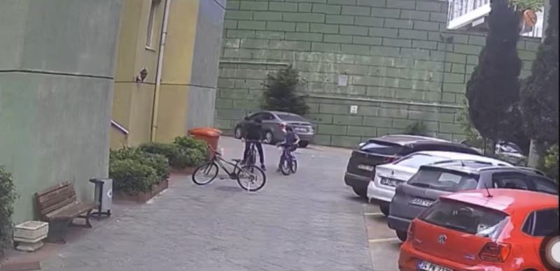 (Özel) İstanbul’da ilginç bisiklet hırsızlığı: Eskisini bırakıp yenisini götürdü
