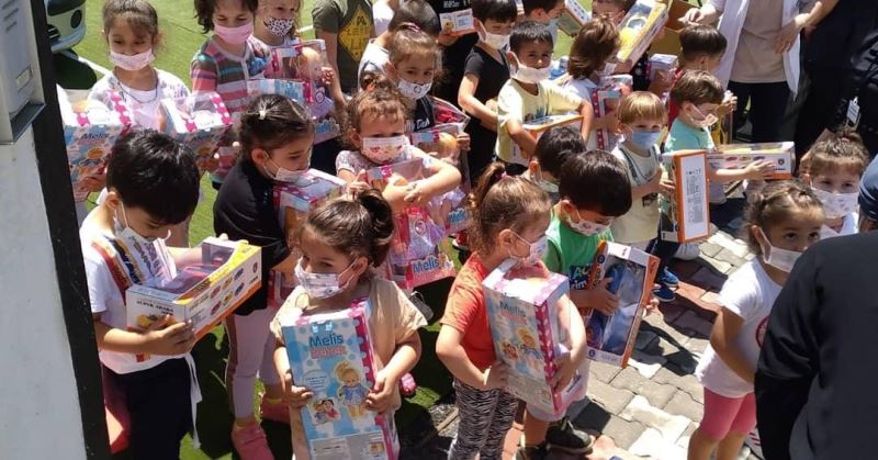 Cumhurbaşkanı Erdoğan, ‘Tayyip dede’ diye seslenen çocuklara oyuncak dağıttı
