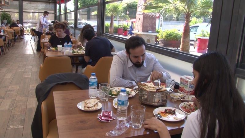 Kısıtlamasız cumartesi gününde vatandaşlar restoran ve kafeleri tercih etti