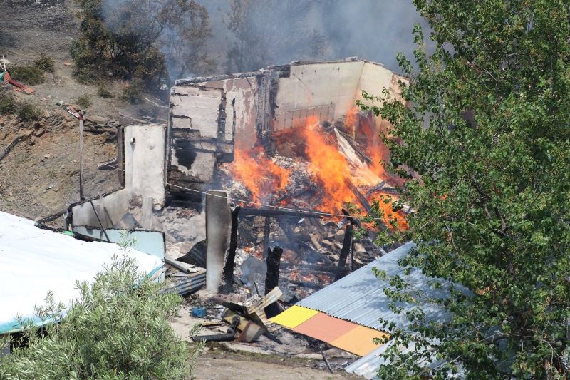 Amasya’da bir ev yanarak kül oldu	