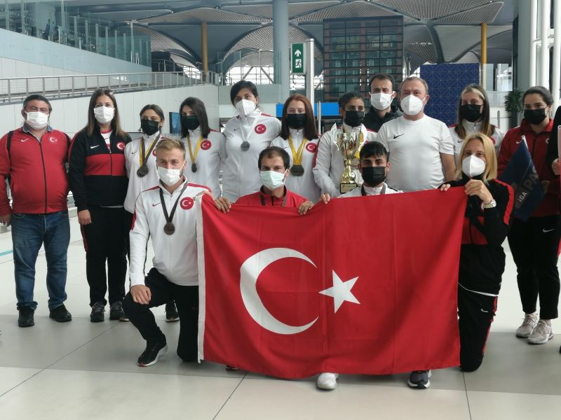 Dünya şampiyonu milli sporcular, 17 madalyayla yurda döndü