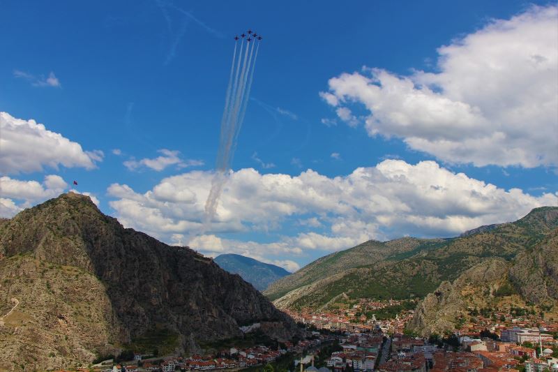 Türk Yıldızları’ndan Amasyalılara ay-yıldızlı gösteri