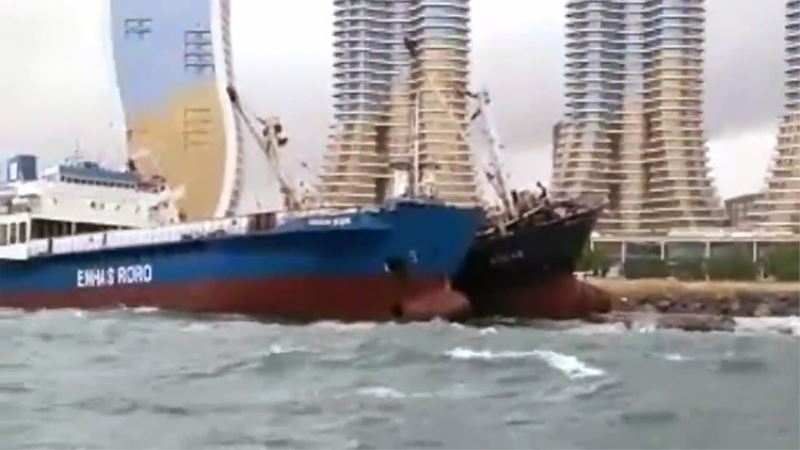 Kartal Sahili’nde halatı kopan gemi başka bir gemiye yaslandı
