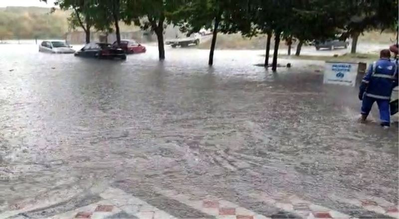 Sultangazi’de araçlar suda mahsur kaldı