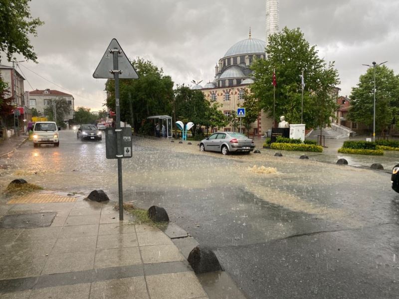 Arnavutköy’de etkili olan yağmur inşaat alanını göle çevirdi
