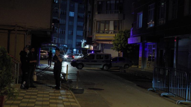 Pendik’te deprem sonrası çatlak oluşan bina tahliye edildi