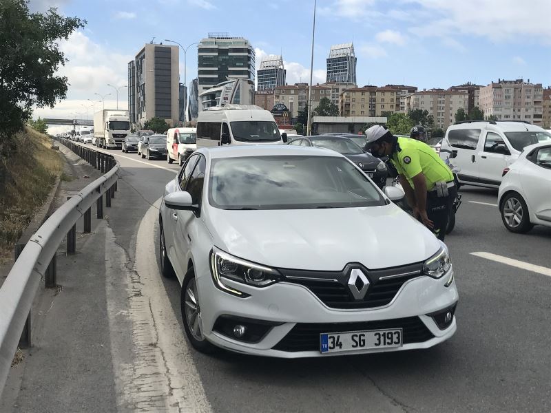 Maltepe’de çakarlı araç ve emniyet şeridi denetimi
