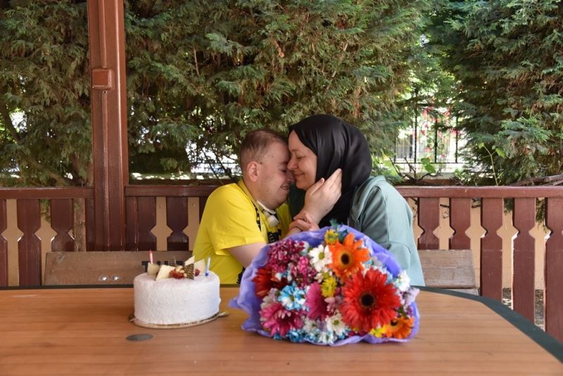 Tuzla’da Fenerbahçeli özel çocuğa, Başkan Yazıcı’dan atkı ve pasta sürprizi
