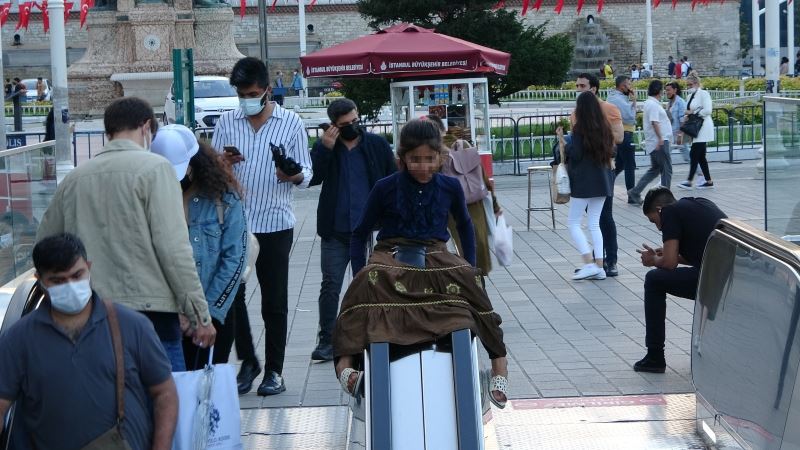 (ÖZEL) Taksim Metrosunun yürüyen merdivenlerinde tehlikeli oyun