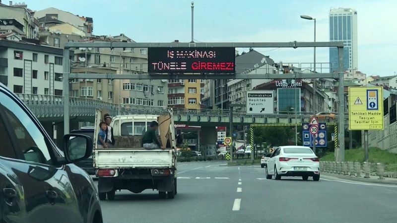 (Özel) Şişli’de çocukların kamyonet kasasındaki tehlikeli yolculuğu kamerada