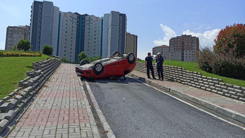 Beylikdüzü’nde araba sürmeyi öğrenirken takla attı
