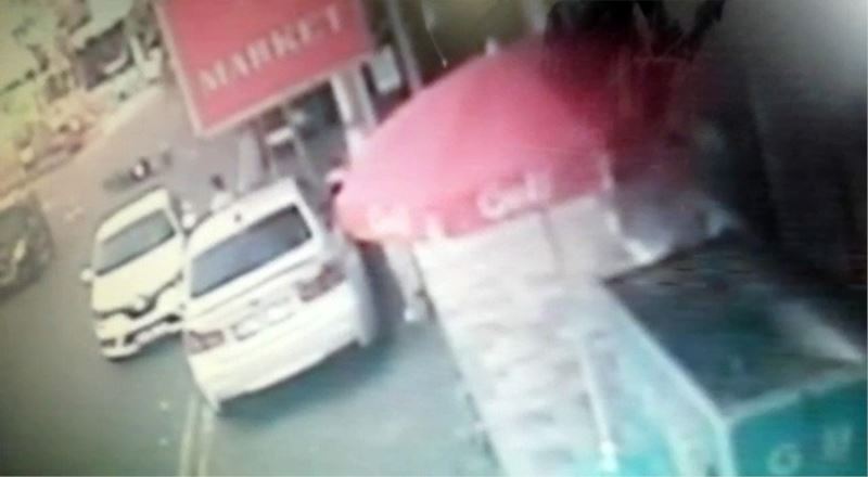 Kartal’da motokuryenin 6 yaşındaki çocuğa çarptığı anlar kamerada
