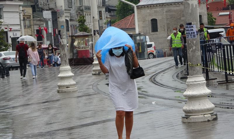 Taksim’de sağanak yağışa vatandaşlar hazırlıksız yakalandı
